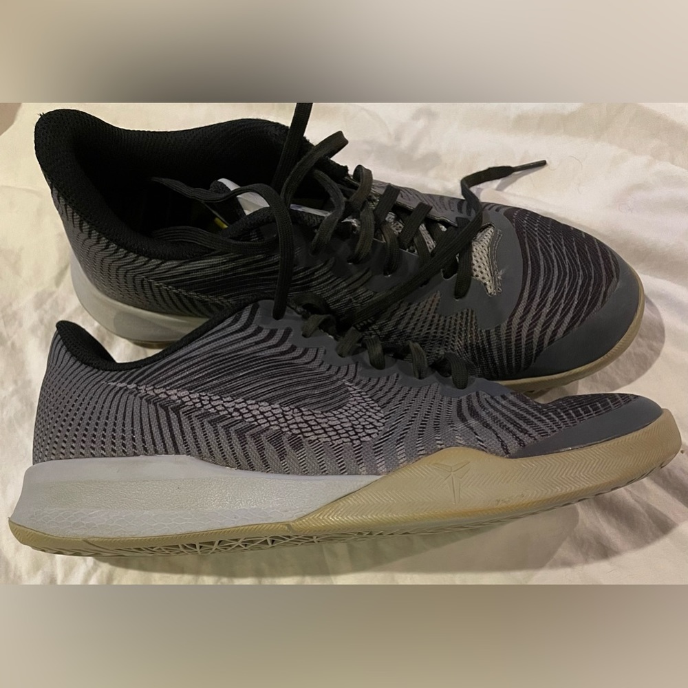 EUC Nike Kobe Mentality Basketball Shoes, size 6.5 Y/39, black/grey color